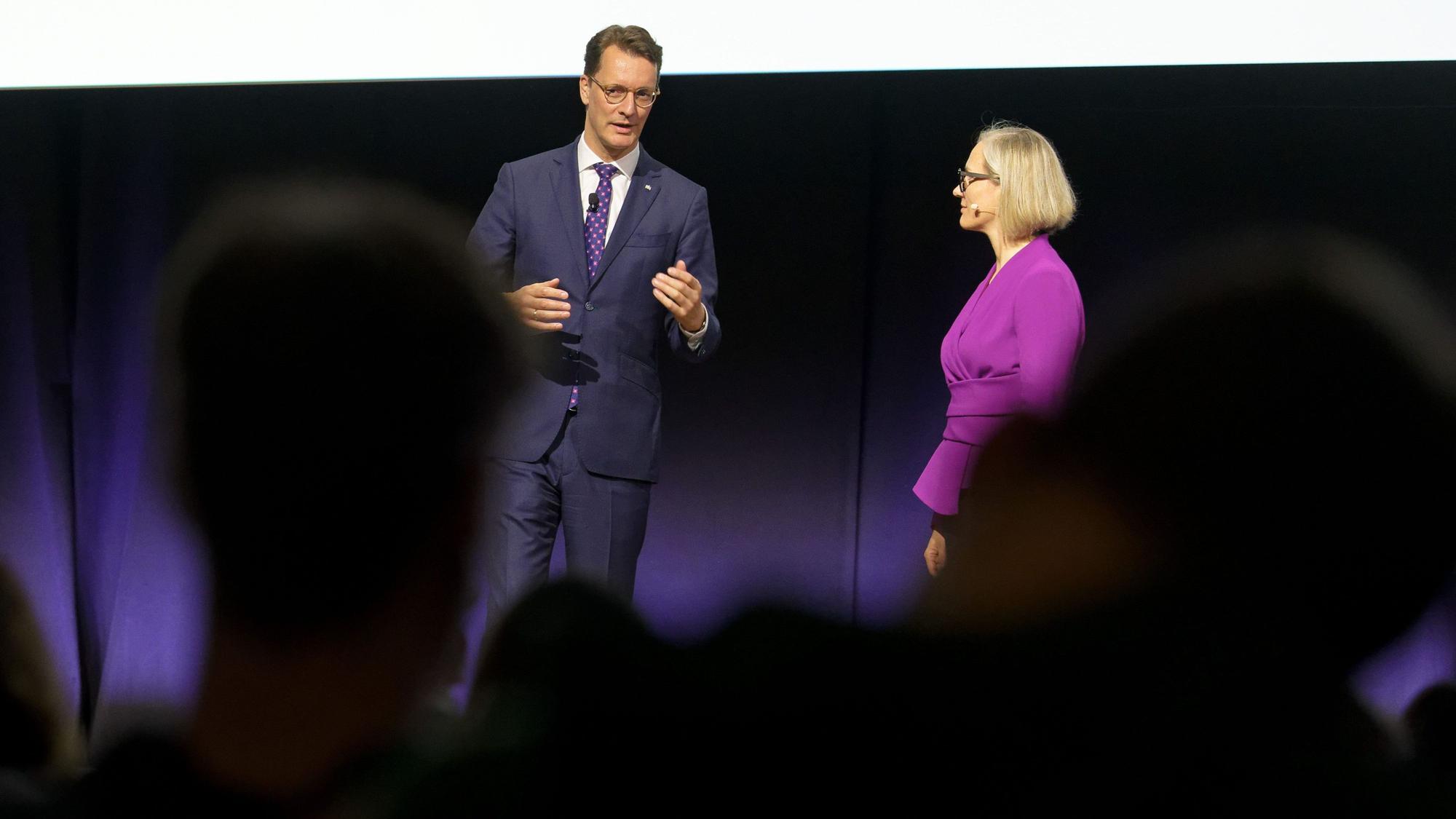 Hendrik Wüst und Agnes Heftberger stehen bei der „Microsoft AI Partner Training Roadshow auf der Bühne“.