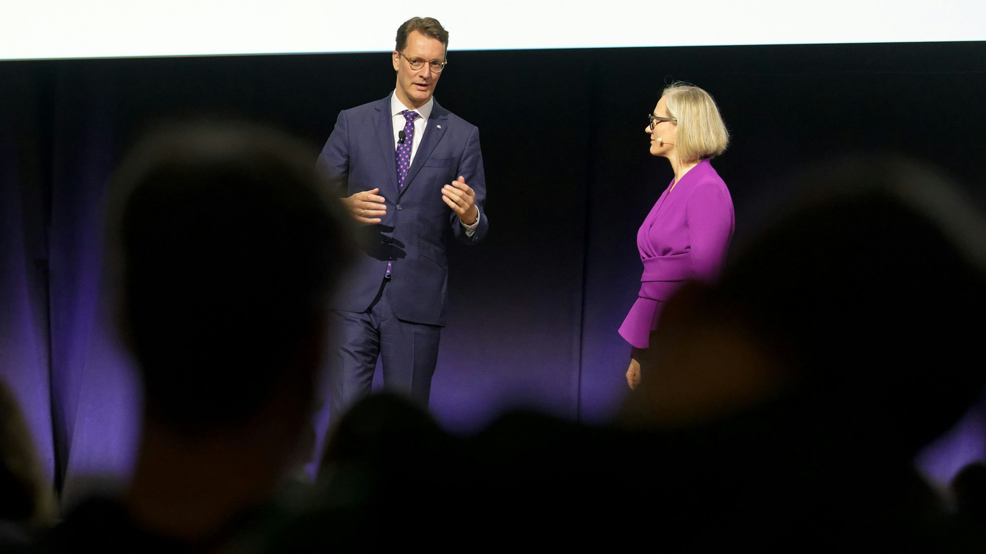 Hendrik Wüst und Agnes Heftberger stehen bei der „Microsoft AI Partner Training Roadshow auf der Bühne“.