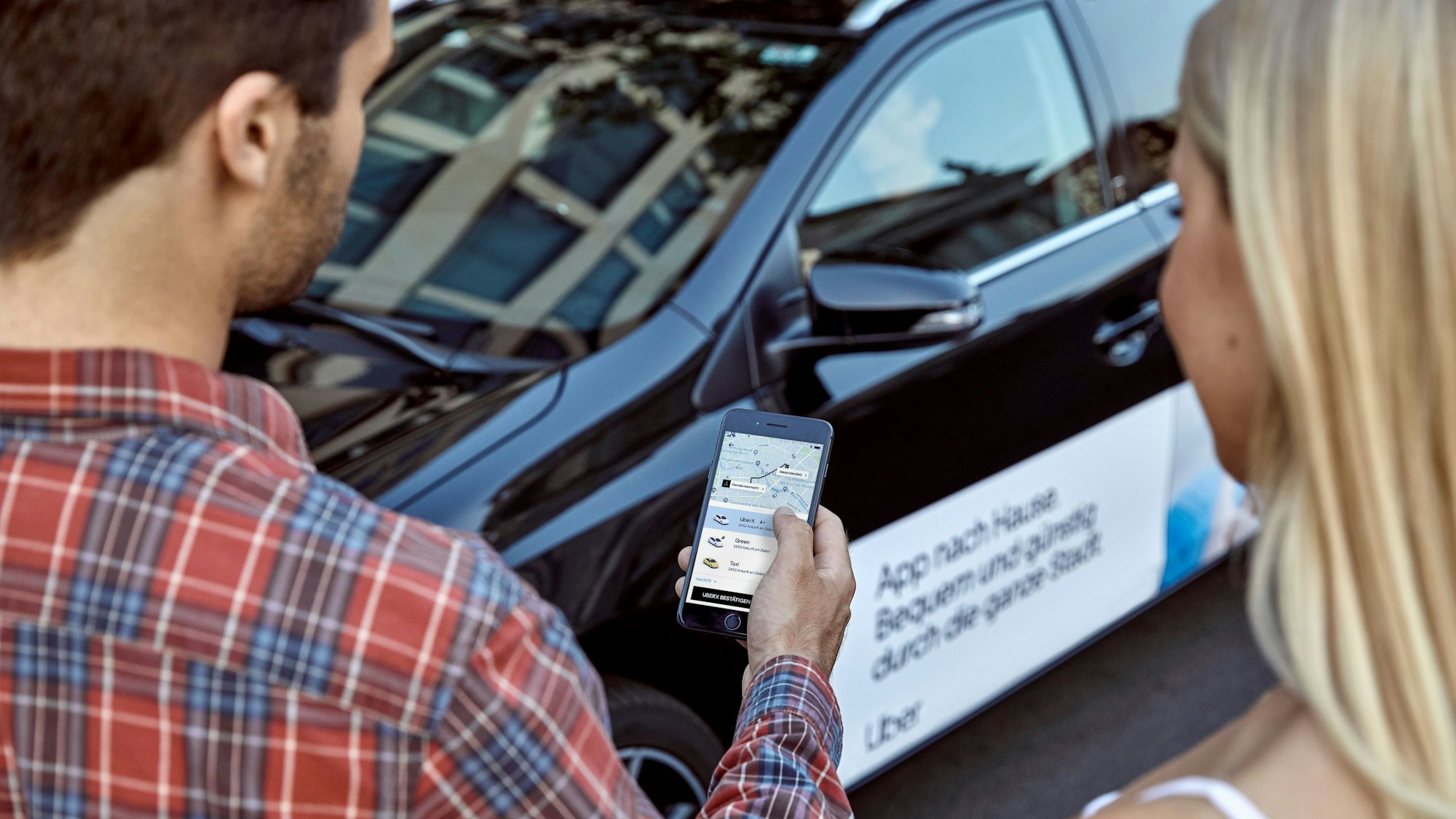 Mit der Uber-App lassen sich in wenigen Mieten Autos mitsamt Fahrer finden.