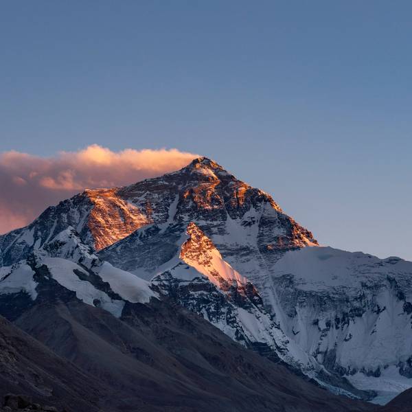 Jedes Jahr wollen viele Menschen den Mount Everest besteigen.