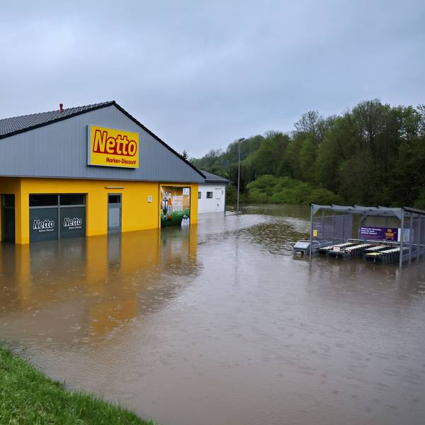 Vor dem Netto-Markt in Dahlem hat sich beim Starkregen Anfang Mai ein See gebildet, das Wasser ist auch in den Markt geflossen.