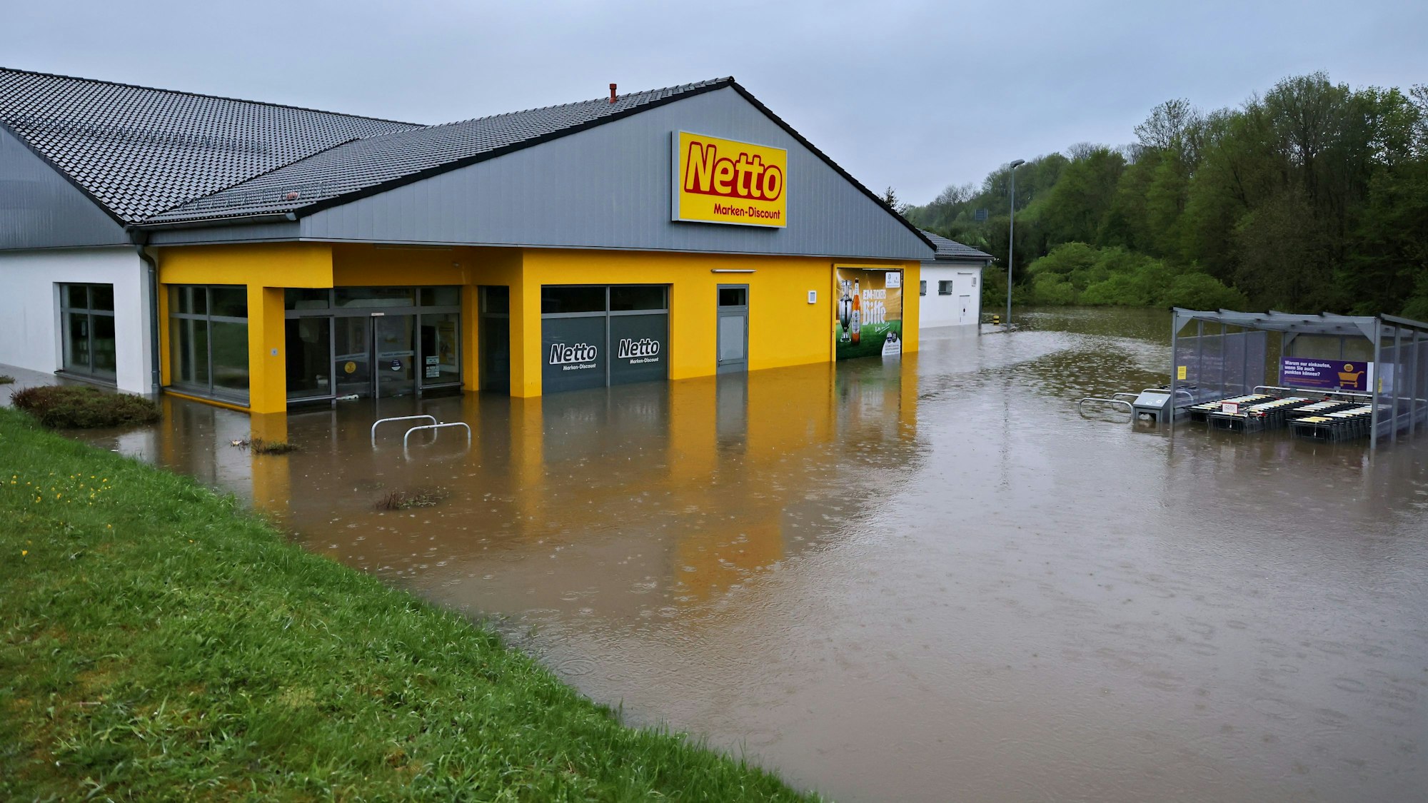 Vor dem Netto-Markt in Dahlem hat sich beim Starkregen Anfang Mai ein See gebildet, das Wasser ist auch in den Markt geflossen.