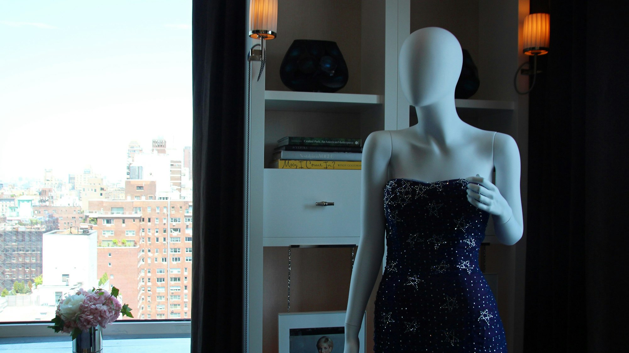 Eine Schaufensterpuppe trägt ein Kleid von Murray Arbeid, das Prinzessin Diana 1986 trug und das im Rahmen einer Auktion mit Kleidung von Prinzessin Diana versteigert werden soll.