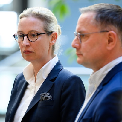 13.05.2024, Berlin: Alice Weidel (l), Vorsitzende der AfD-Bundestagsfraktion, und Tino Chrupalla, Vorsitzender der AfD-Bundestagsfraktion, äußern sich im Deutschen Bundestag zum Urteil des nordrhein-westfälischen Oberverwaltungsgerichts (OVG) zur Einstufung der AfD als rechtsextremistischer Verdachtsfall.