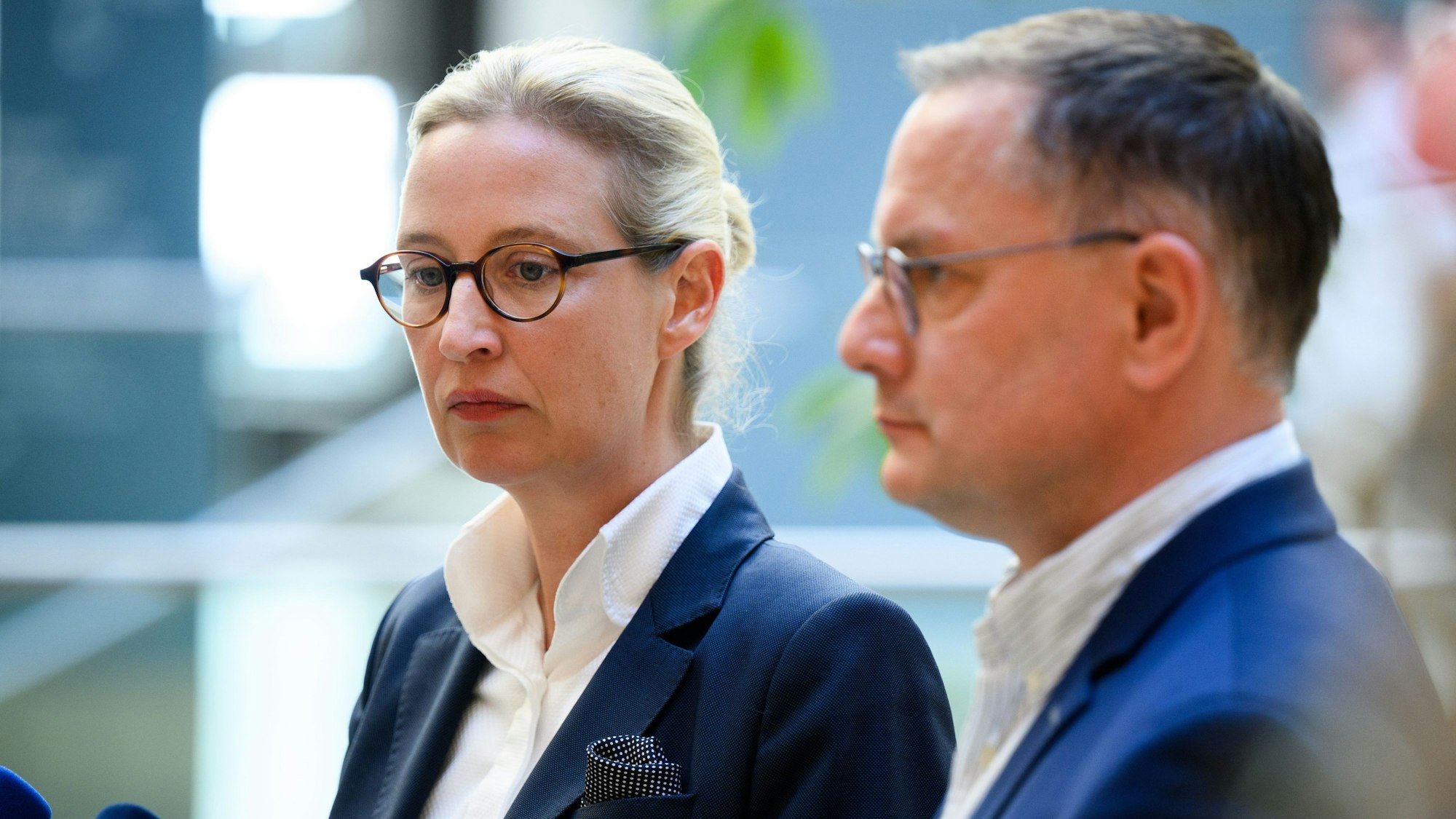 13.05.2024, Berlin: Alice Weidel (l), Vorsitzende der AfD-Bundestagsfraktion, und Tino Chrupalla, Vorsitzender der AfD-Bundestagsfraktion, äußern sich im Deutschen Bundestag zum Urteil des nordrhein-westfälischen Oberverwaltungsgerichts (OVG) zur Einstufung der AfD als rechtsextremistischer Verdachtsfall.