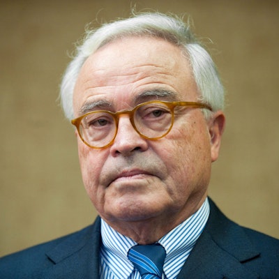 ARCHIV - 24.11.2011, Bayern, München: Rolf Breuer, ehemaliger Vorstandsvorsitzender der Deutschen Bank, steht im Verhandlungssaal im Landgericht in München (Oberbayern).