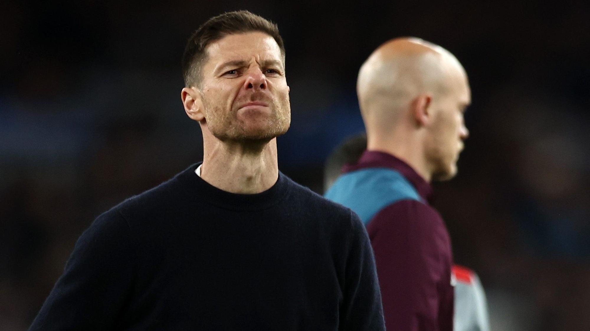 Leverkusens Trainer Xabi Alonso geht nach dem Spiel zu den Fans.