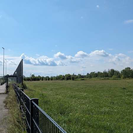 23. April 2024. Bornheim-Hersel. Neben dem neuen Sportplatz an der Erftstraße soll eine Flüchtlingsunterkunft entstehen. Foto: Frank Engel-Strebel