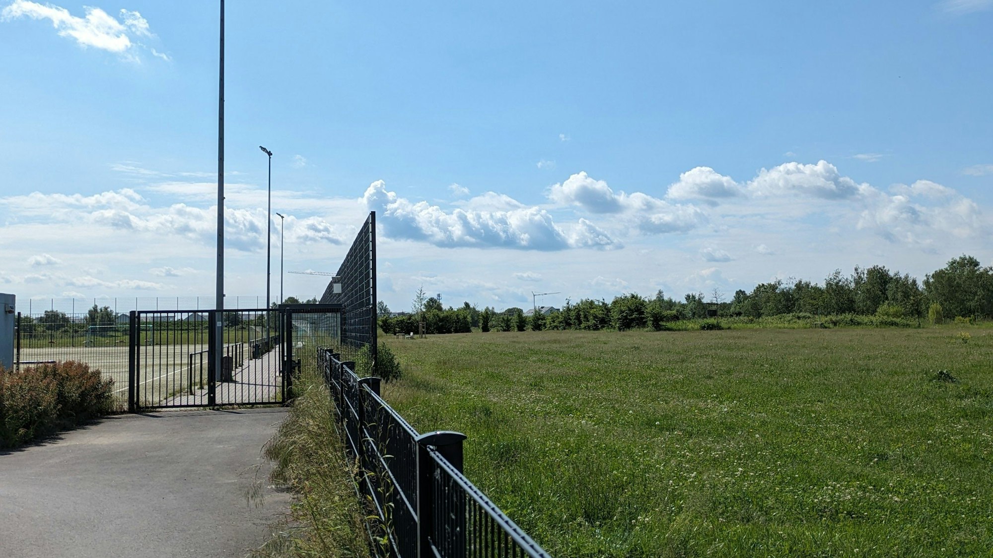 23. April 2024. Bornheim-Hersel. Neben dem neuen Sportplatz an der Erftstraße soll eine Flüchtlingsunterkunft entstehen. Foto: Frank Engel-Strebel