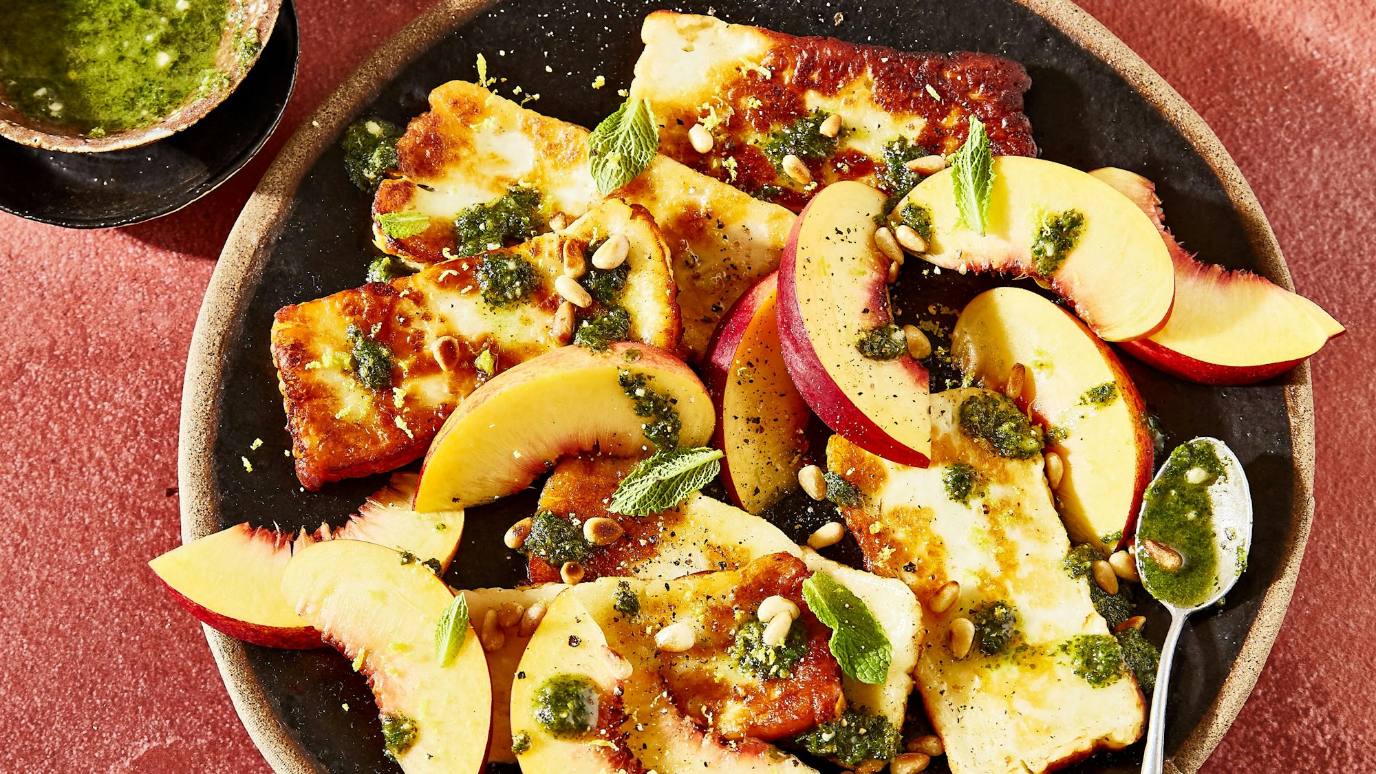 Halloumi mit Nektarinen und süßem Minze-Pesto aus dem Kochbuch „Hitzefrei“.