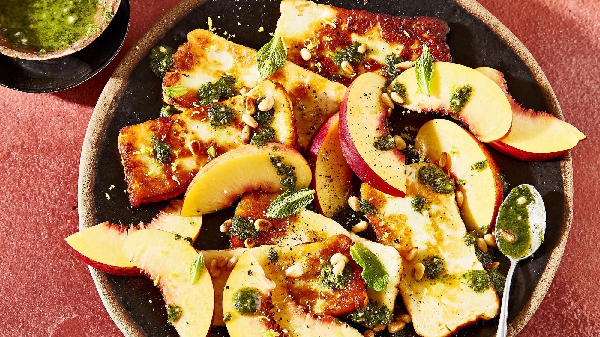 Halloumi mit Nektarinen und Minz-Pesto aus dem Kochbuch „Hitzefrei. Vegetarische Küche für heiße Tage“ von Agnes Prus & Yelda Yilmaz