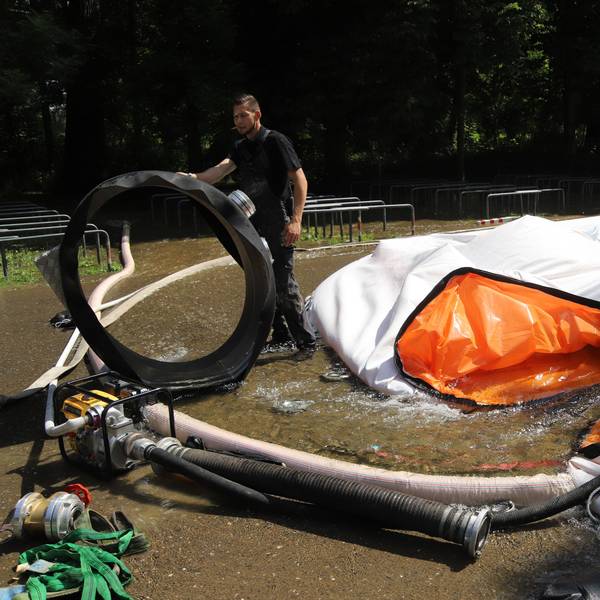 Jo Langen und sein Team bauen den Hochwasserschutz rund um die Gaststätte „Zur Siegfähre“ wieder ab.