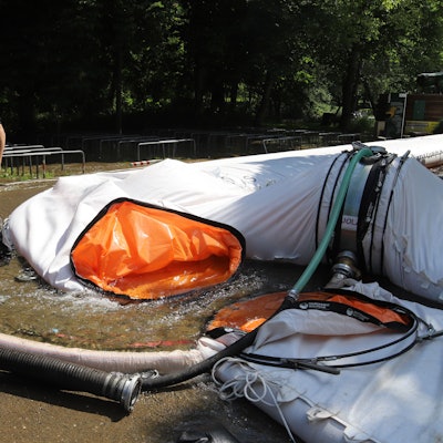 Jo Langen und sein Team bauen den Hochwasserschutz rund um die Gaststätte „Zur Siegfähre“ wieder ab.
