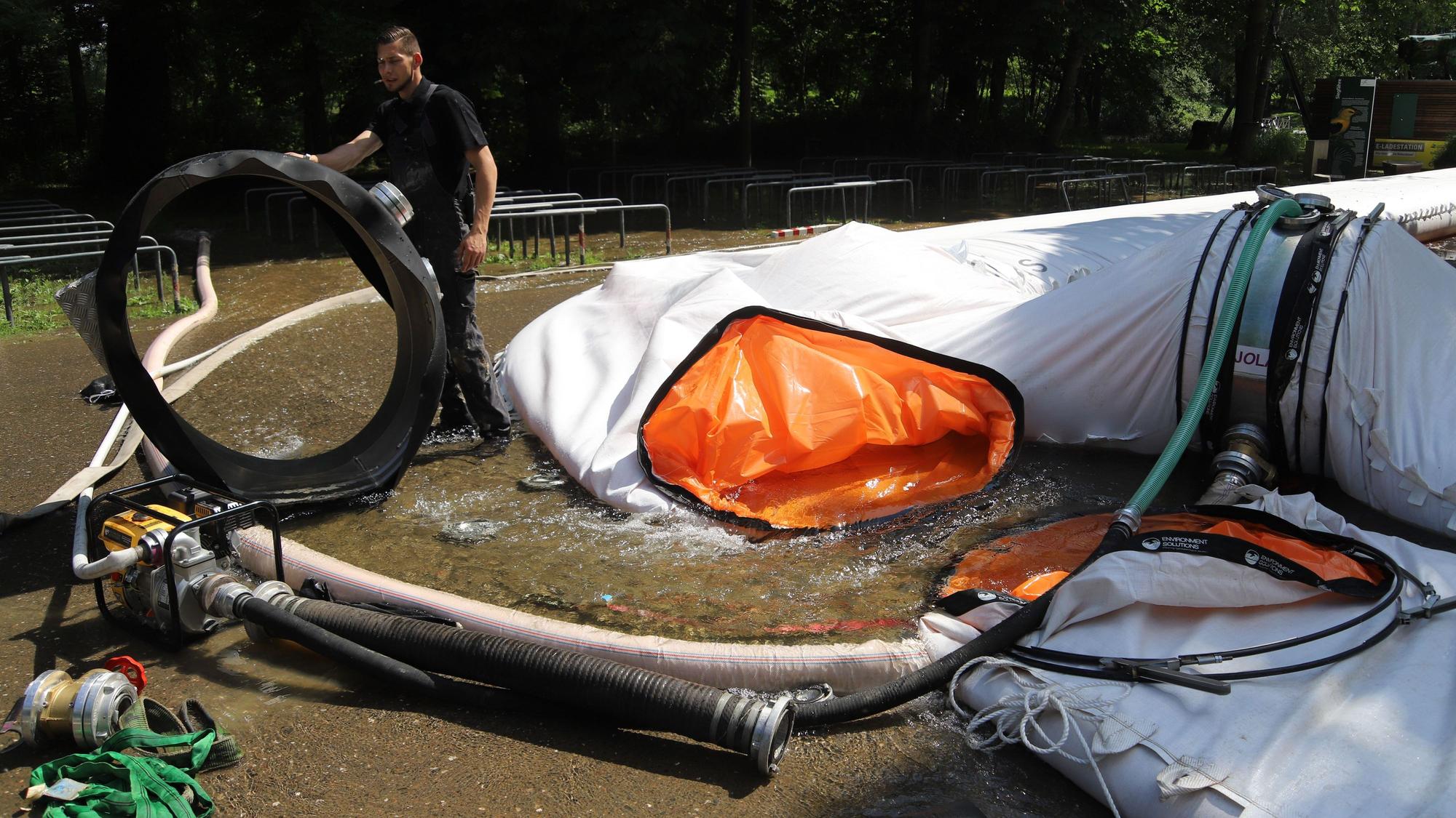 Jo Langen und sein Team bauen den Hochwasserschutz rund um die Gaststätte „Zur Siegfähre“ wieder ab.