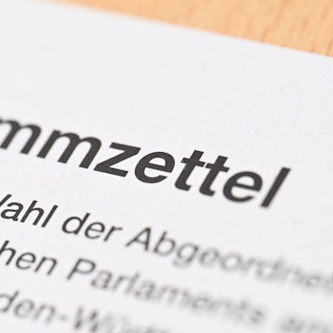 Ein Stimmzettel für die Wahl zum Europaparlament liegt auf einem Tisch.