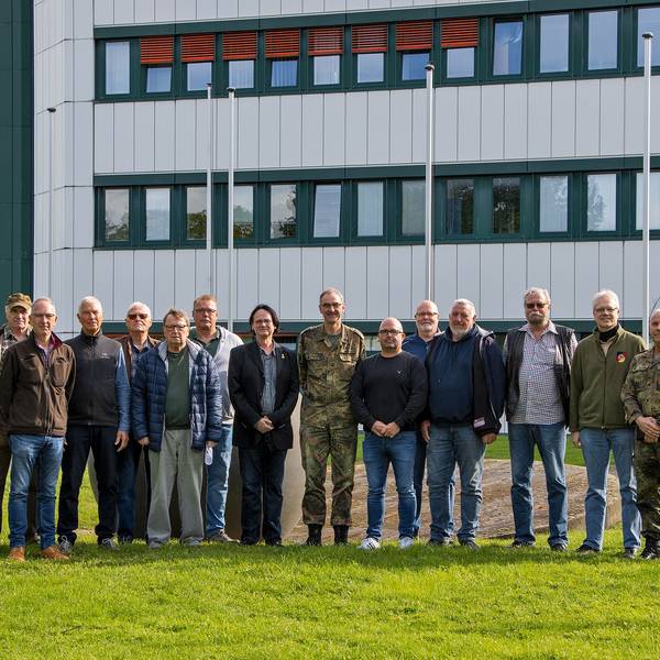 Die Besucher und Brigadegeneral Peter Webert haben sich zu einem Foto aufgestellt.