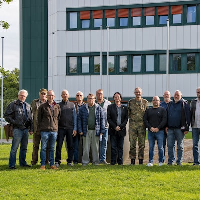 Die Besucher und Brigadegeneral Peter Webert haben sich zu einem Foto aufgestellt.