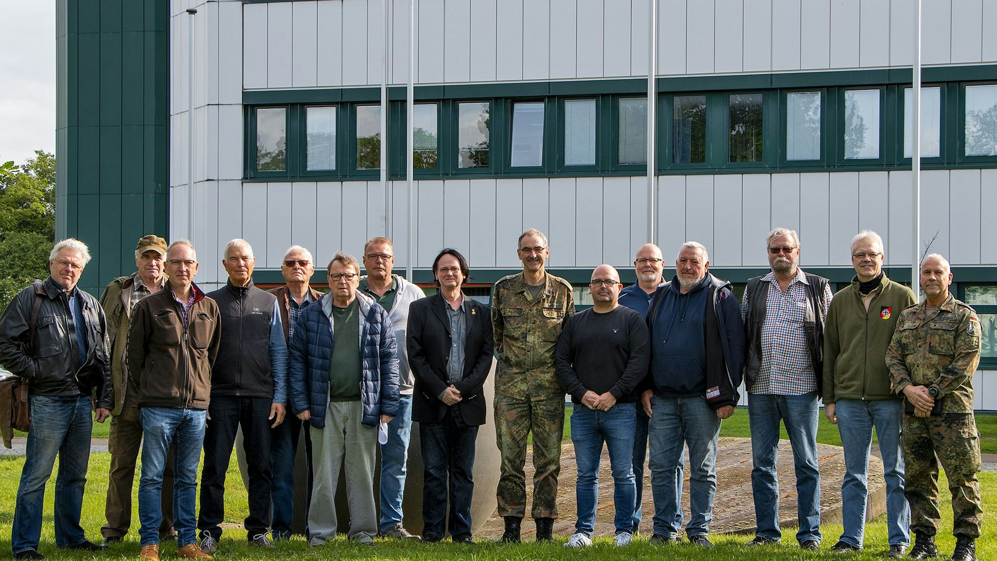Die Besucher und Brigadegeneral Peter Webert haben sich zu einem Foto aufgestellt.