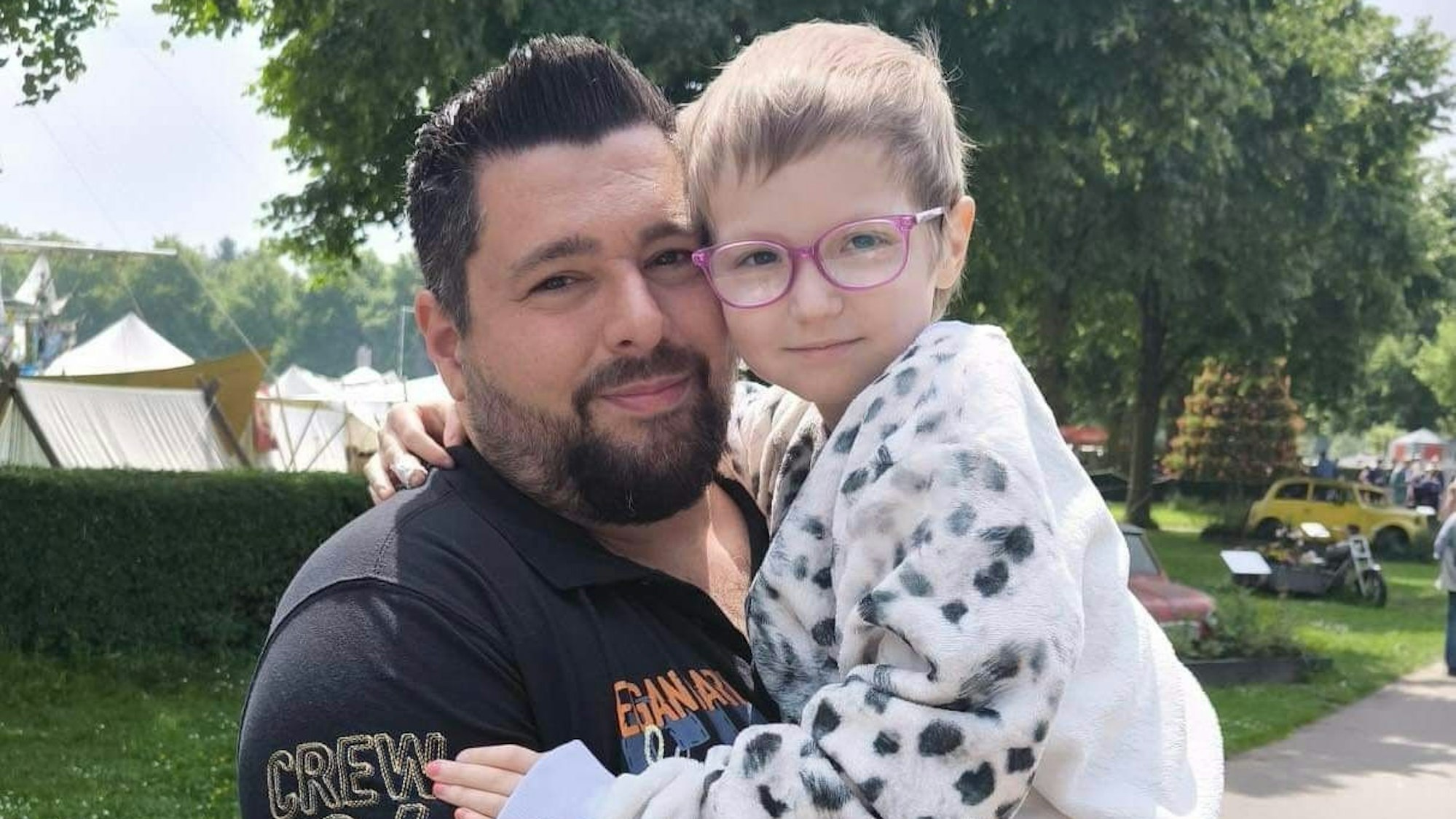 Emily ist auf dem Arm ihres Onkels Georg Scholz.