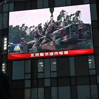 Ein Bildschirm zeigt in Peking Aufnahmen von Chinas Militärübung in der Nähe von Taiwan. China will Taiwan nach eigenen Angaben mit dem Manöver „bestrafen“.