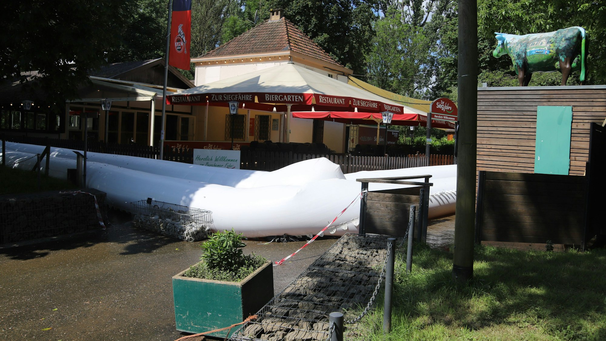 Der doppelte, mit Siegwasser befüllte Schlauch hatte die Gaststätte erfolgreich vor dem Wasser geschützt.