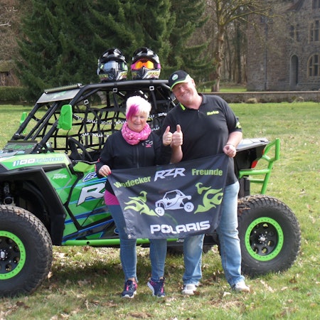 Fahrzeuge wie diesen Buggy bringen die Cheforganisatoren Angie Müller und Markus Mlinski am Sonntag mit nach Waldbröl. Dort organisieren die beiden Windecker das bereits dritte große Quad-Treffen für Kinder und Jugendliche. Unser Foto zeigt das Paar vor einem dieser Offroader.