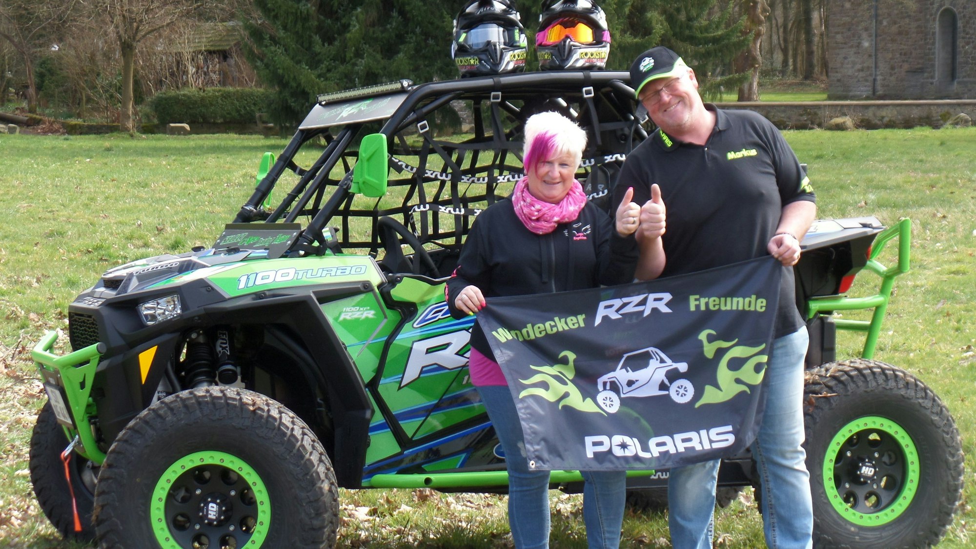 Fahrzeuge wie diesen Buggy bringen die Cheforganisatoren Angie Müller und Markus Mlinski am Sonntag mit nach Waldbröl. Dort organisieren die beiden Windecker das bereits dritte große Quad-Treffen für Kinder und Jugendliche. Unser Foto zeigt das Paar vor einem dieser Offroader.