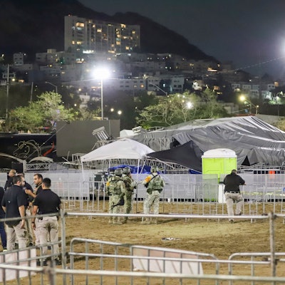 22.05.2024, Mexiko, San Pedro Garza Garcia: Sicherheitskräfte stehen um die Bühne.
