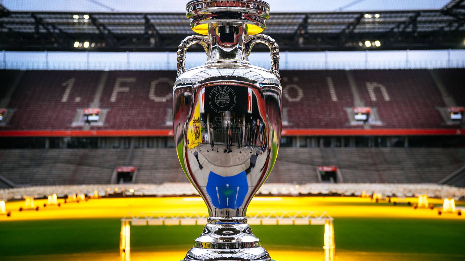 Der EM-Pokal steht im Rhein-Energie-Stadion