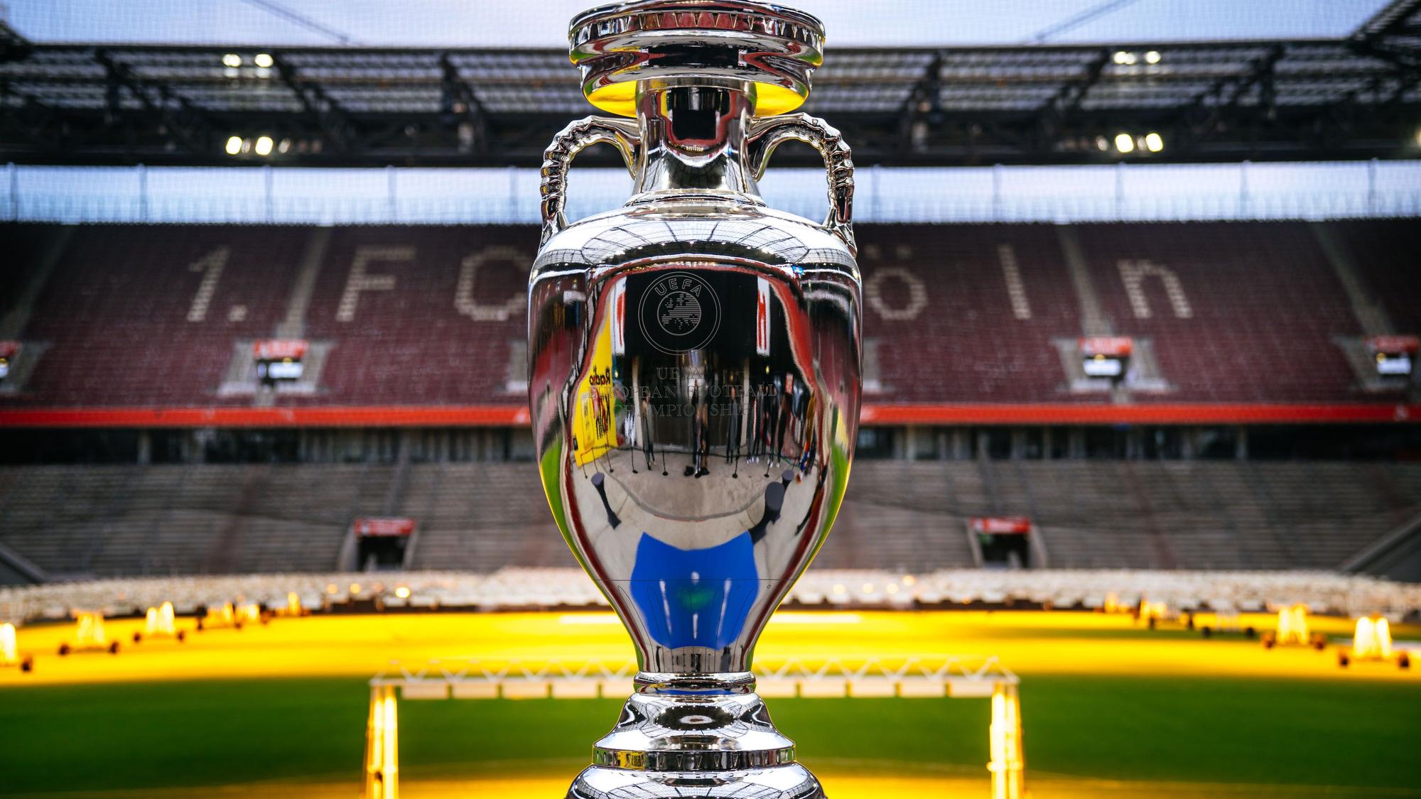 Der EM-Pokal steht im Rhein-Energie-Stadion