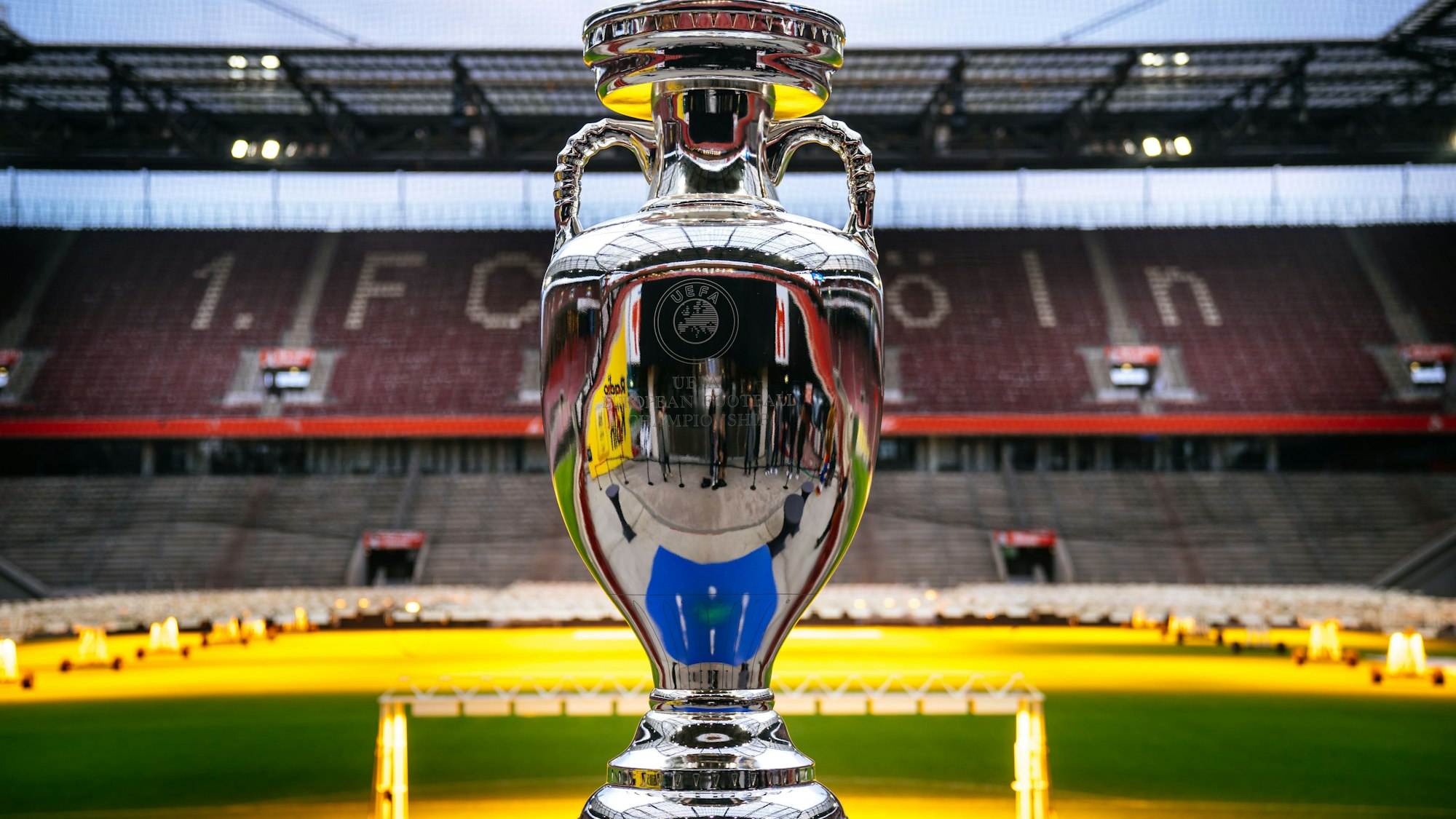 Der EM-Pokal steht im Rhein-Energie-Stadion