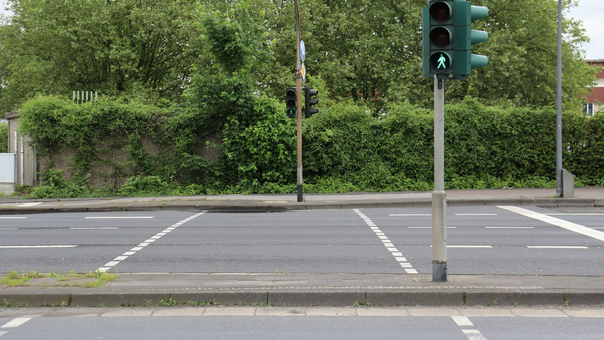 Tiefergelegte Bordsteine am Überweg der KVB-Haltestelle Am Faulbach sollen für bessere Barrierefreiheit sorgen.. Foto: Uwe Schäfer