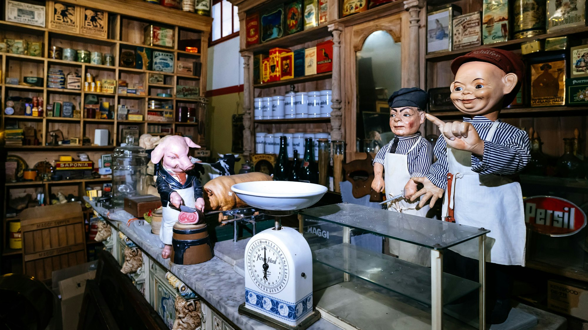 Was tut das Schwein da? Zu Bernhard Pauls Besitz zählt die Einrichtung dutzender Kaufmannsläden, hier eine fast vollständige Metzgerei.