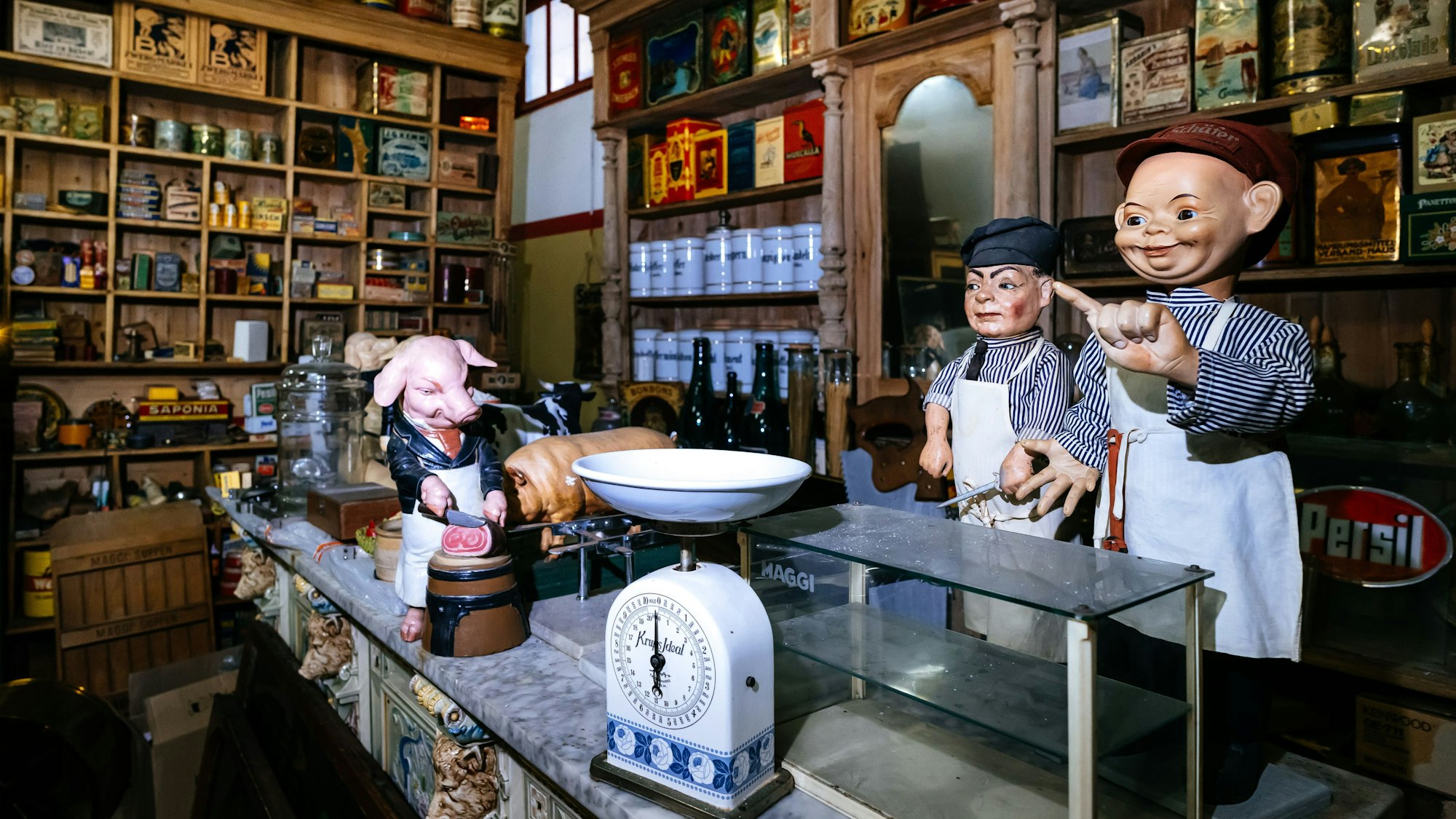 Was tut das Schwein da? Zu Bernhard Pauls Besitz zählt die Einrichtung dutzender Kaufmannsläden, hier eine fast vollständige Metzgerei.