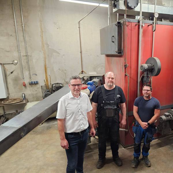 Norbert Crump, Rudolf Reetz und Reiner Hehs stehen in der Heizzentrale in Nettersheim.