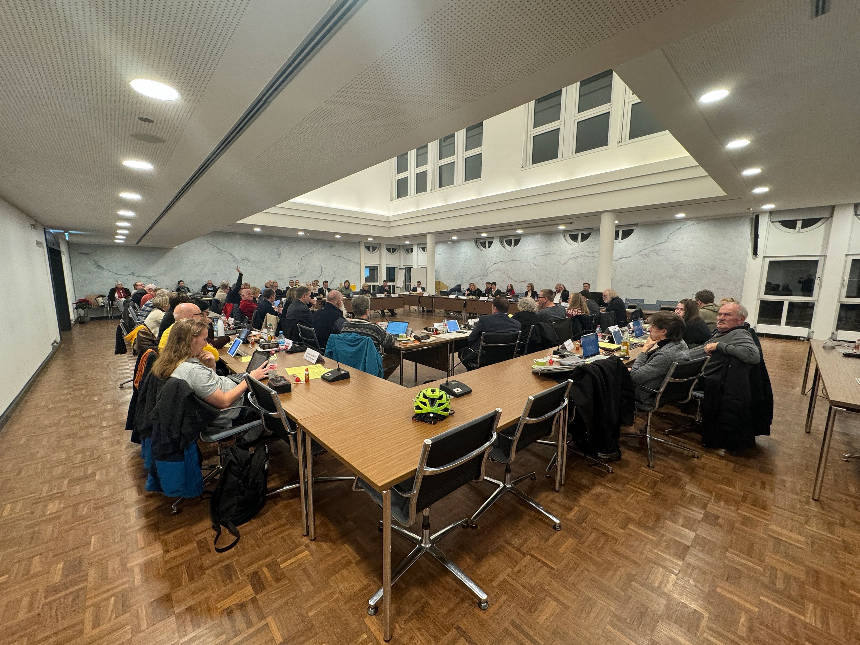 Das Foto zeigt eine Ratssitzung in Erftstadt.