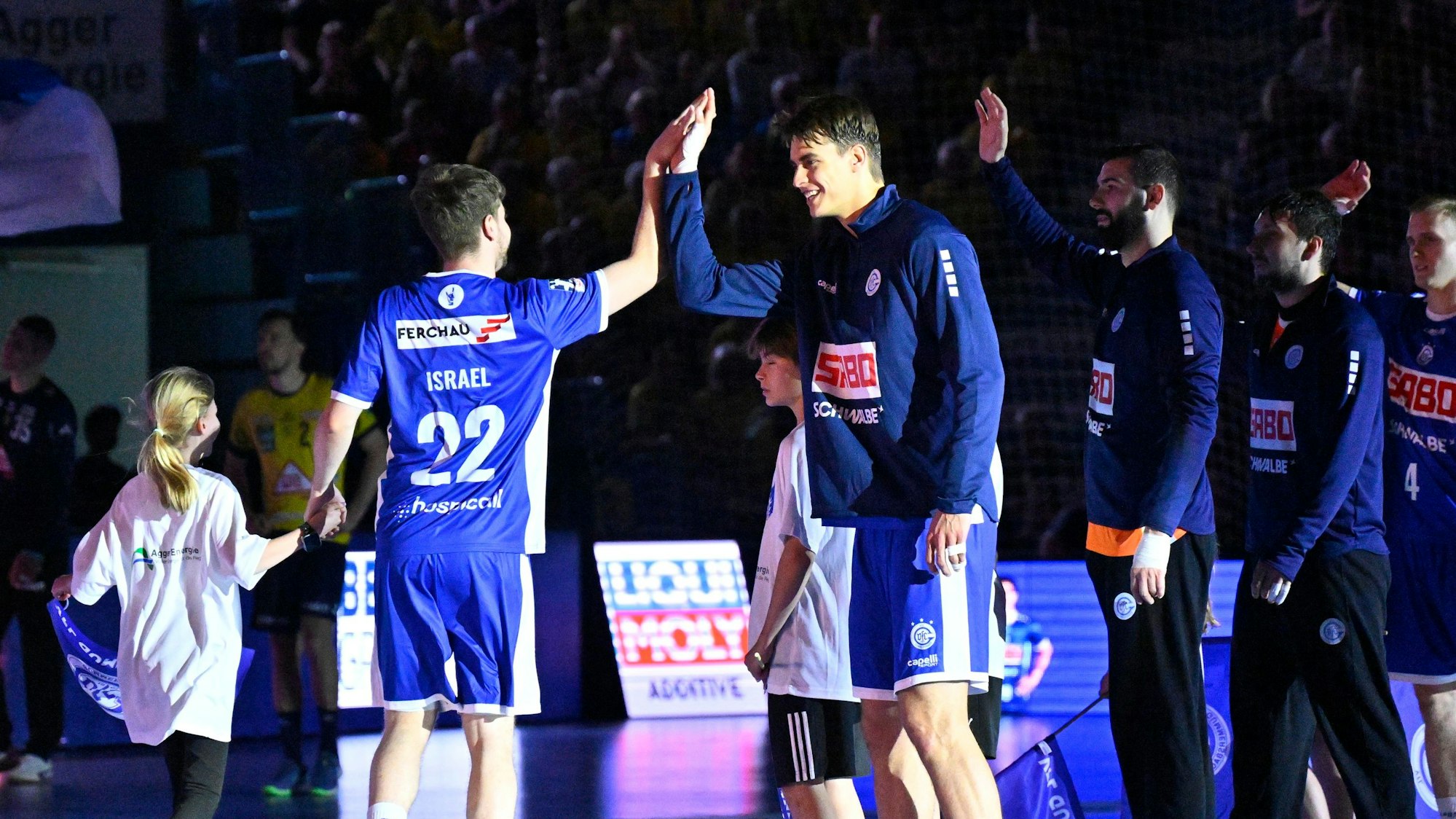 U23-Spieler Benedikt Israel schlägt auf dem Handballfeld mit Julian Köster ein.