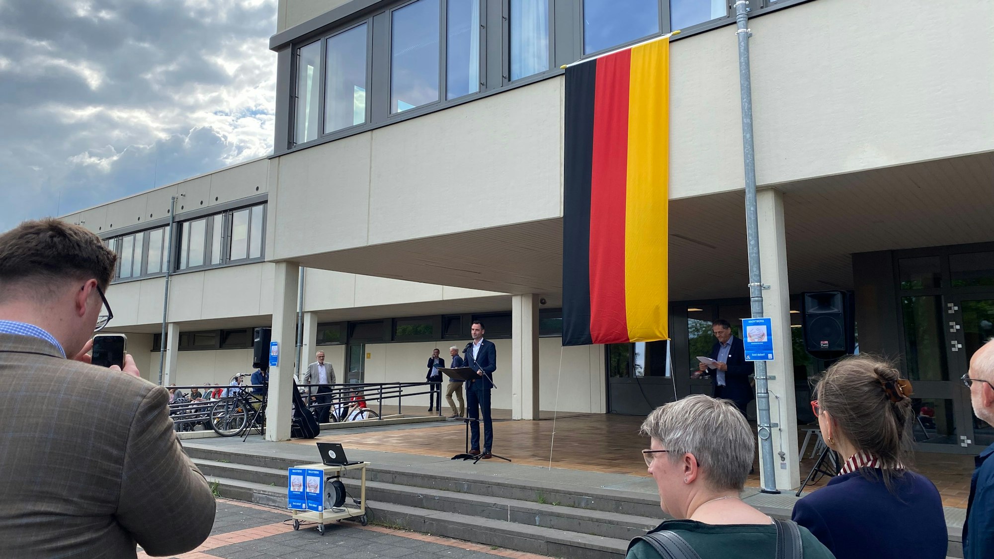 Bei der Kundgebung zum 75. Geburtstag des Grundgesetzes in Wachtberg sprach auch MdL Jonathan Grunwald.