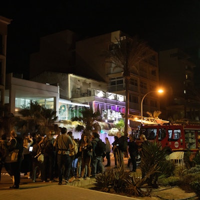 Touristen und Einheimische beobachten die Rettungsarbeiten nach dem Einsturz eines Gebäudes.