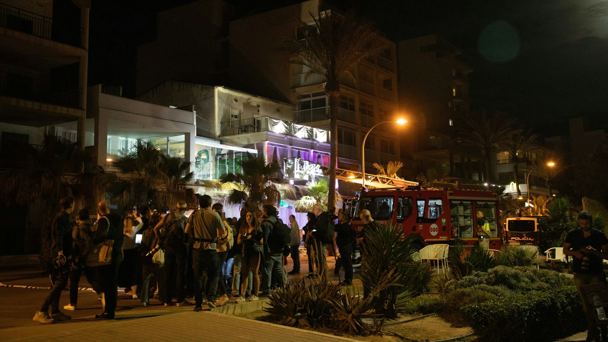 Touristen und Einheimische beobachten die Rettungsarbeiten nach dem Einsturz eines Gebäudes.