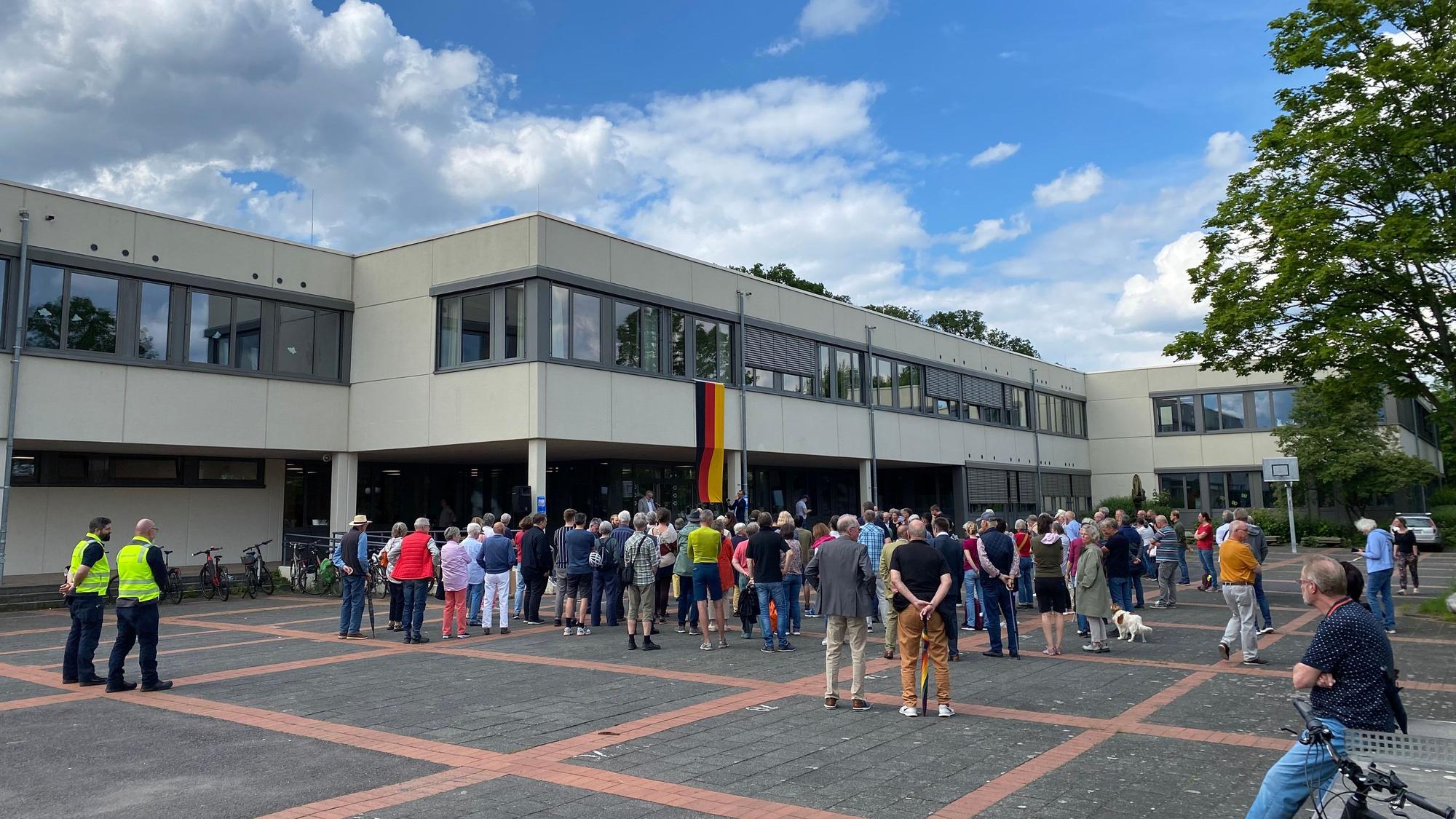 Anlässlich des 75-jährigen Geburtstags des Grundgesetzes gab es in Wachtberg zunächst eine Kundgebung auf dem Schulhof der Hans-Dietrich-Genscher-Schule in Berkum.