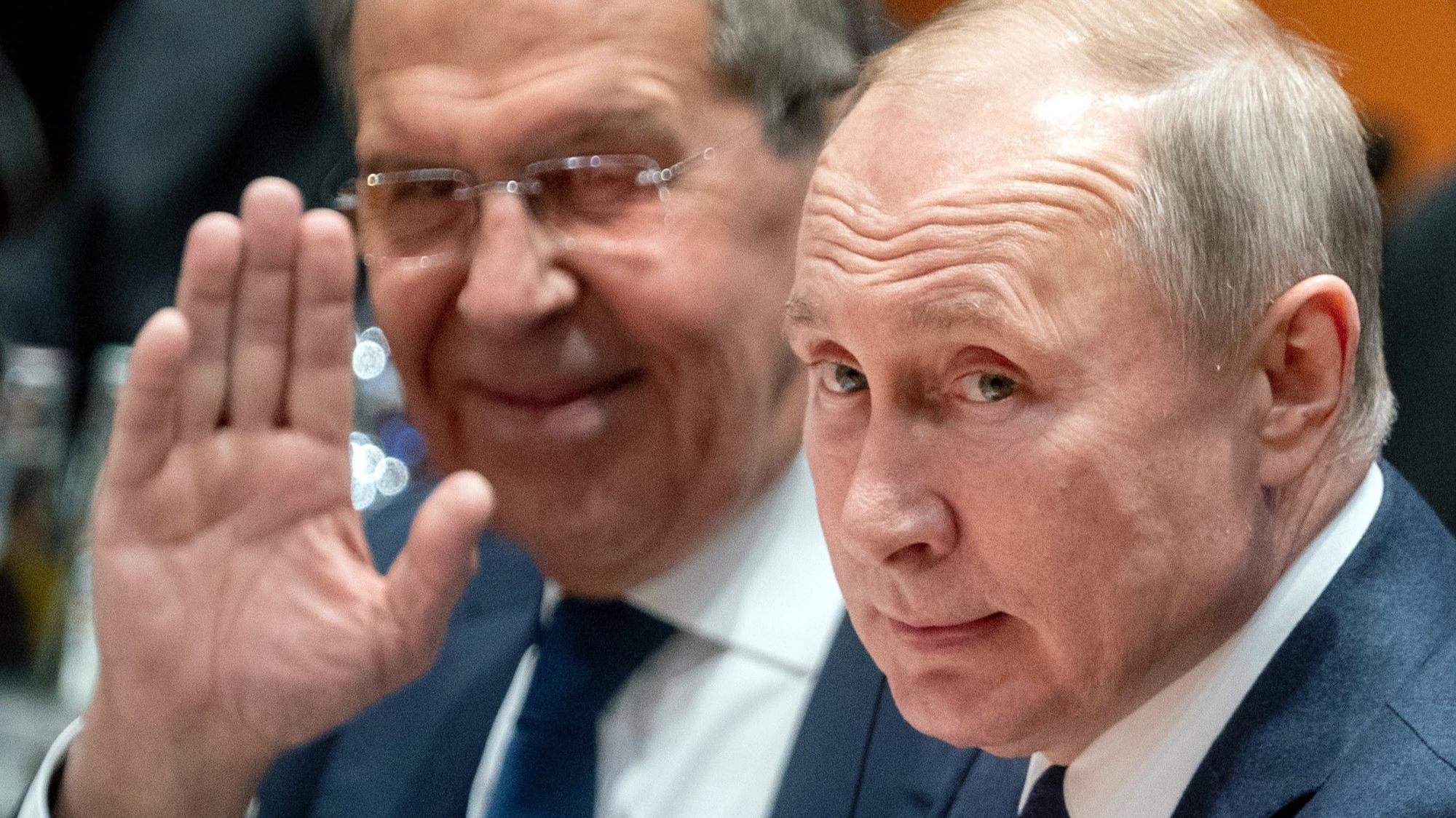 Kremlchef Wladimir Putin zusammen mit Außenminister Sergej Lawrow (l.). Der ehemalige russische Minister Andrej Kosyrew lässt kein gutes Haar an den beiden führenden Figuren im Kreml. (Archivbild)