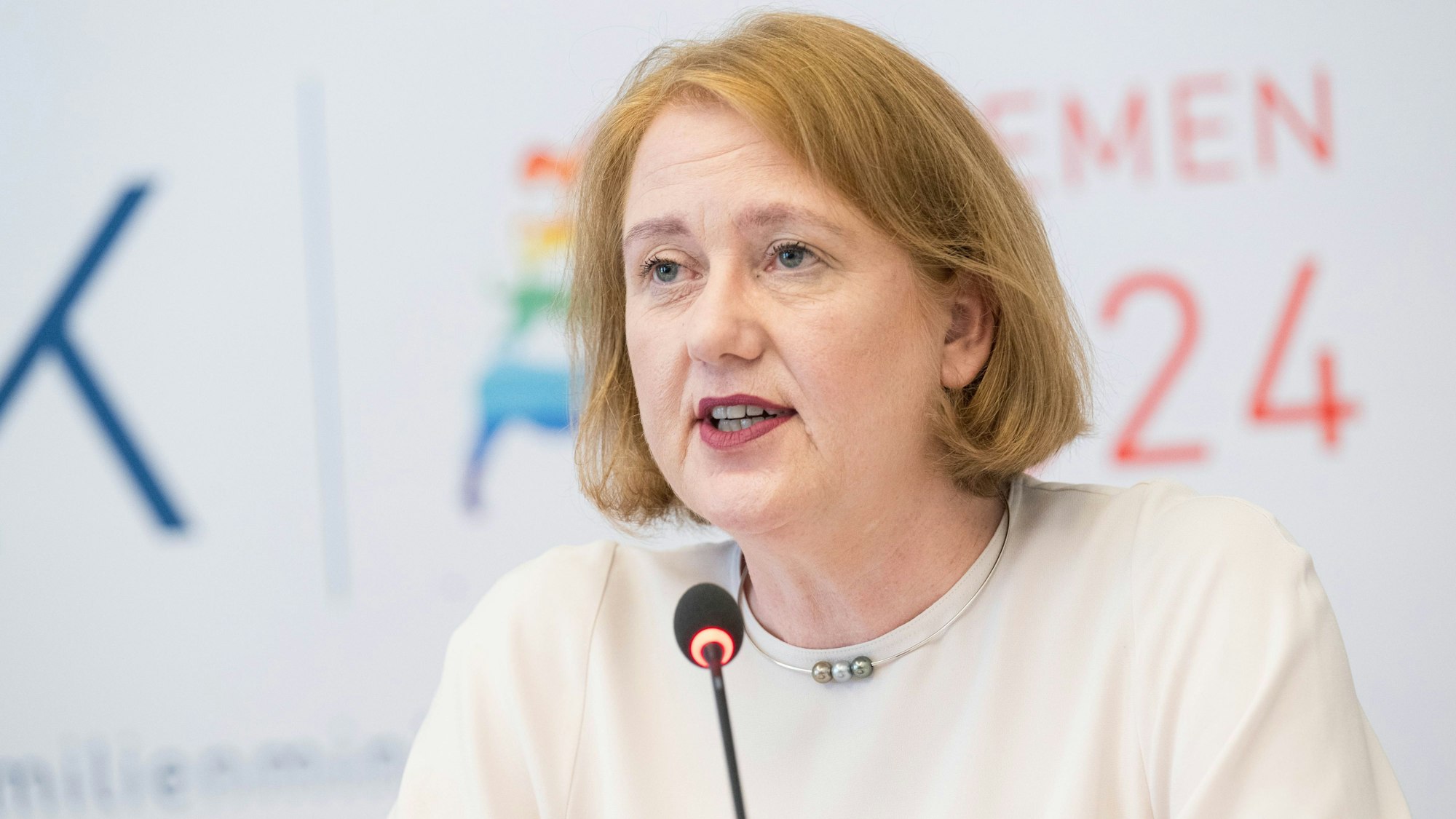 Bremen: Lisa Paus (Bündnis 90/Die Grünen), Bundesministerin für Familie, Senioren, Frauen und Jugend, bei einer Pressekonferenz nach der Jugend- und Familienministerkonferenz. Unter Bremer Vorsitz haben die zuständigen Ministerinnen und Minister sowie Senatorinnen und Senatoren der Länder über Themen wie Inklusion und Teilhabe, Sozialraum- und Familienorientierung, Personalgewinnung und Fachkräftesicherung gesprochen.