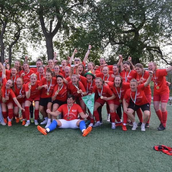 Die Fußballerinnen der DJK Südwest Köln feiern den Aufstieg in die Regionalliga.