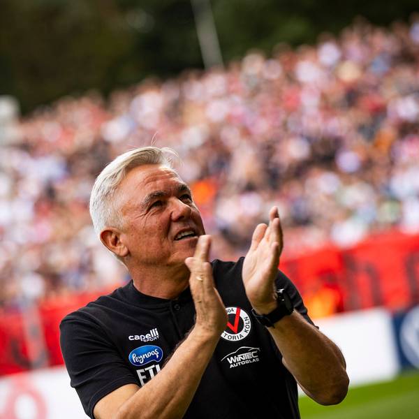 GER, DFB Pokal, 1. Hauptrunde, Viktoria Köln vs SV Werder Bremen / 12.08.2023, Sportpark Hoehenberg, GER, DFB Pokal, 1. Hauptrunde, Viktoria Koeln vs SV Werder Bremen im Bild Olaf Janßen / Janssen Cheftrainer Viktoria Köln begrüsst die Fans auf der Tribüne, *** GER, DFB Pokal, 1 Hauptrunde, Viktoria Köln vs SV Werder Bremen 12 08 2023, Sportpark Hoehenberg, GER, DFB Pokal, 1 Hauptrunde, Viktoria Koeln vs SV Werder Bremen in picture Olaf Janßen Janssen head coach Viktoria Köln greets fans in the stands, nordphotoxGmbHx/xRauch nph00251