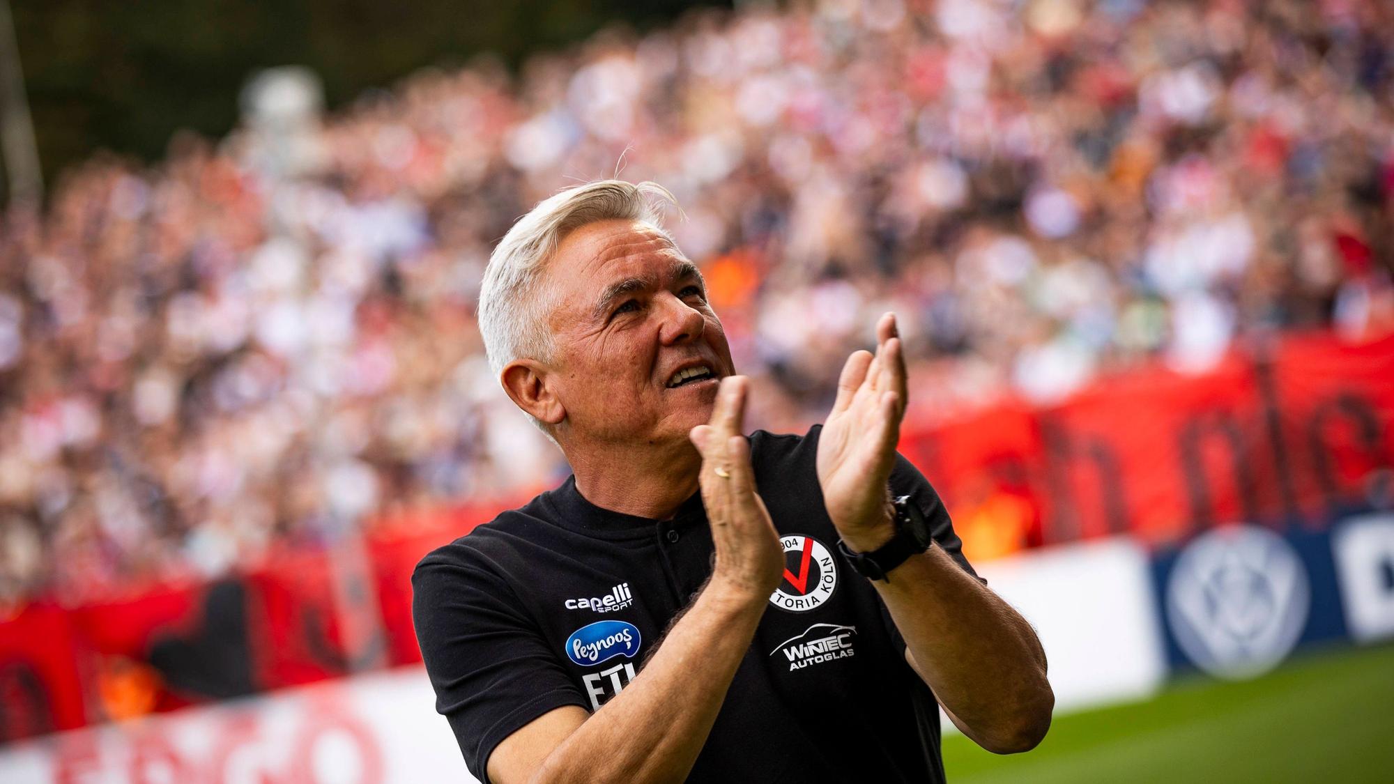 GER, DFB Pokal, 1. Hauptrunde, Viktoria Köln vs SV Werder Bremen / 12.08.2023, Sportpark Hoehenberg, GER, DFB Pokal, 1. Hauptrunde, Viktoria Koeln vs SV Werder Bremen im Bild Olaf Janßen / Janssen Cheftrainer Viktoria Köln begrüsst die Fans auf der Tribüne, *** GER, DFB Pokal, 1 Hauptrunde, Viktoria Köln vs SV Werder Bremen 12 08 2023, Sportpark Hoehenberg, GER, DFB Pokal, 1 Hauptrunde, Viktoria Koeln vs SV Werder Bremen in picture Olaf Janßen Janssen head coach Viktoria Köln greets fans in the stands, nordphotoxGmbHx/xRauch nph00251
