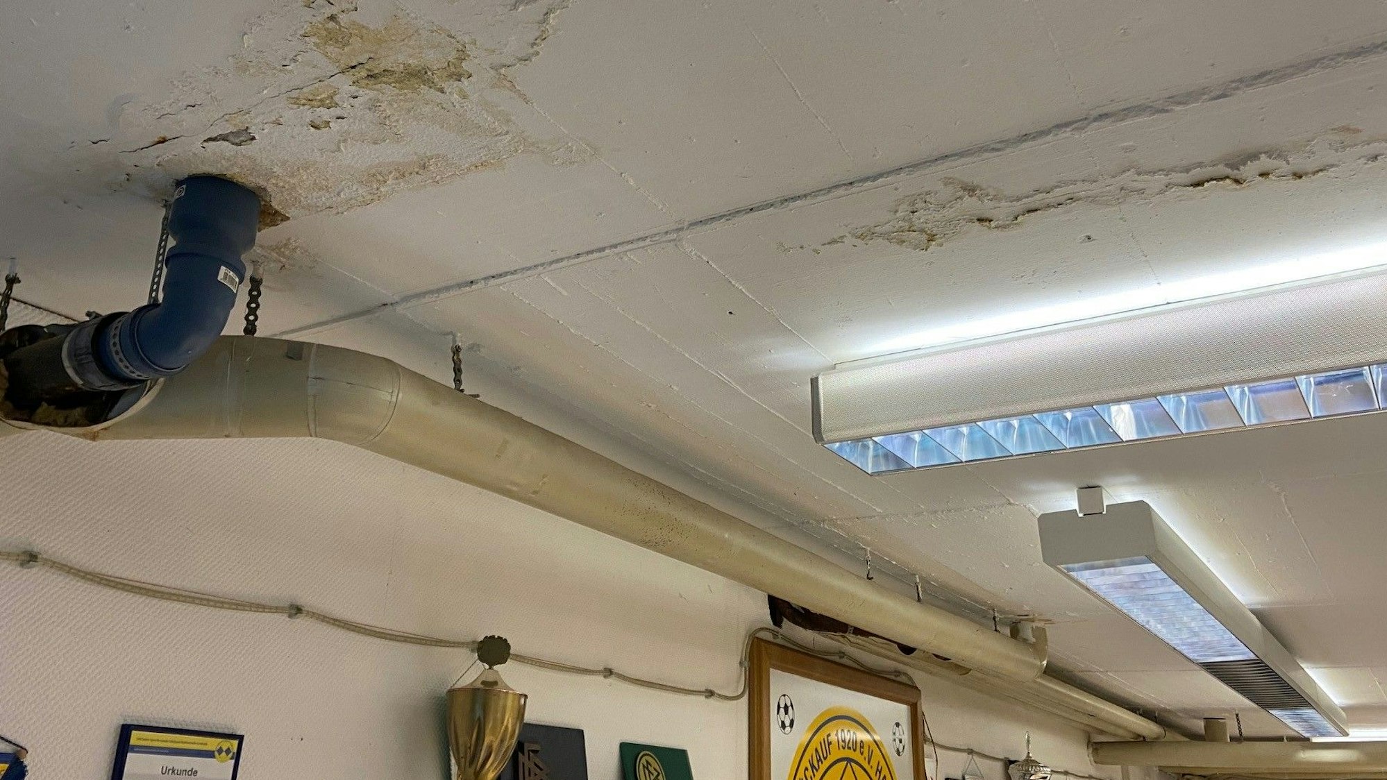 Auf dem Bild sind Wasserschäden zu sein.