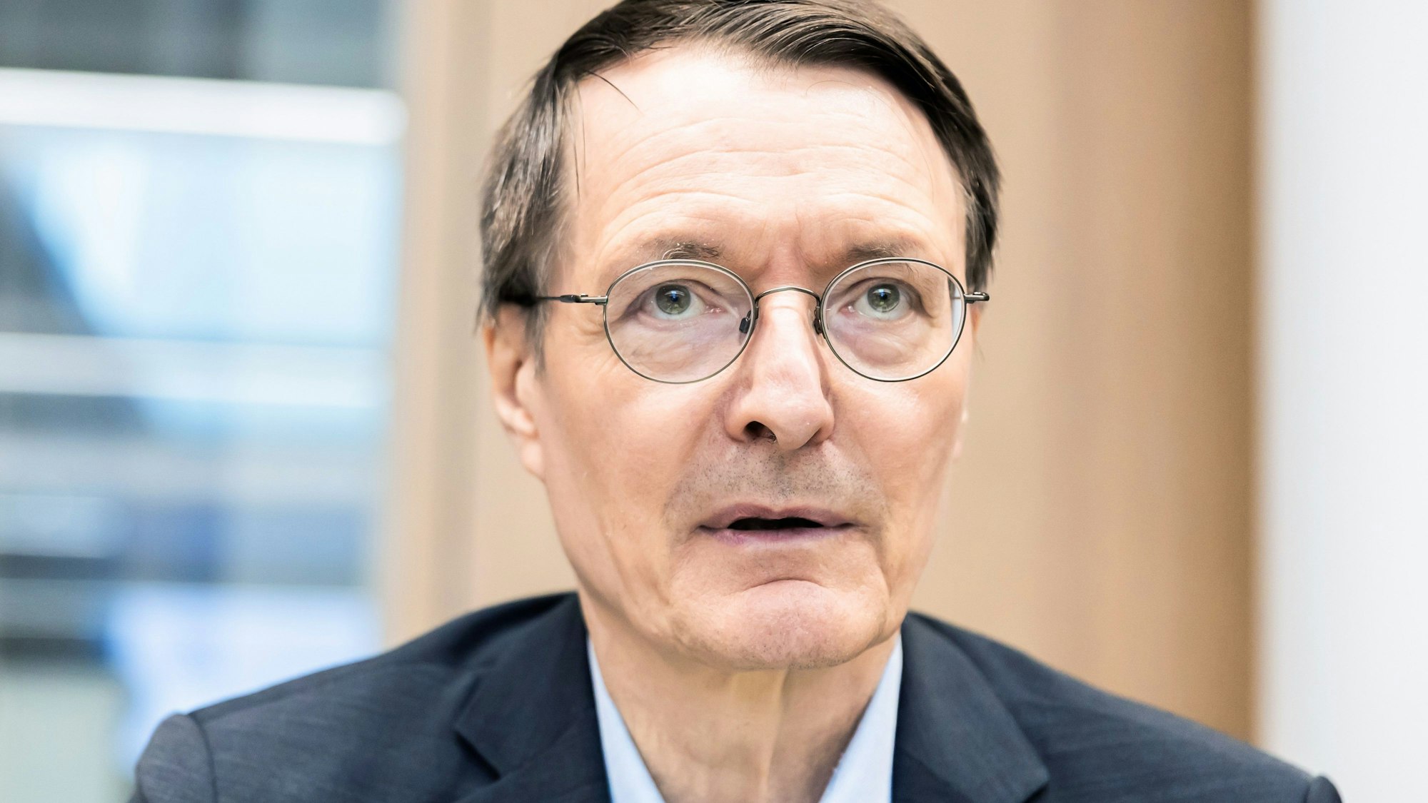 Karl Lauterbach (SPD), Bundesminister für Gesundheit, sitzt zu Beginn der «Fortschrittskonferenz zum Hitzeschutzplan für Gesundheit» im Bundesministerium für Gesundheit.