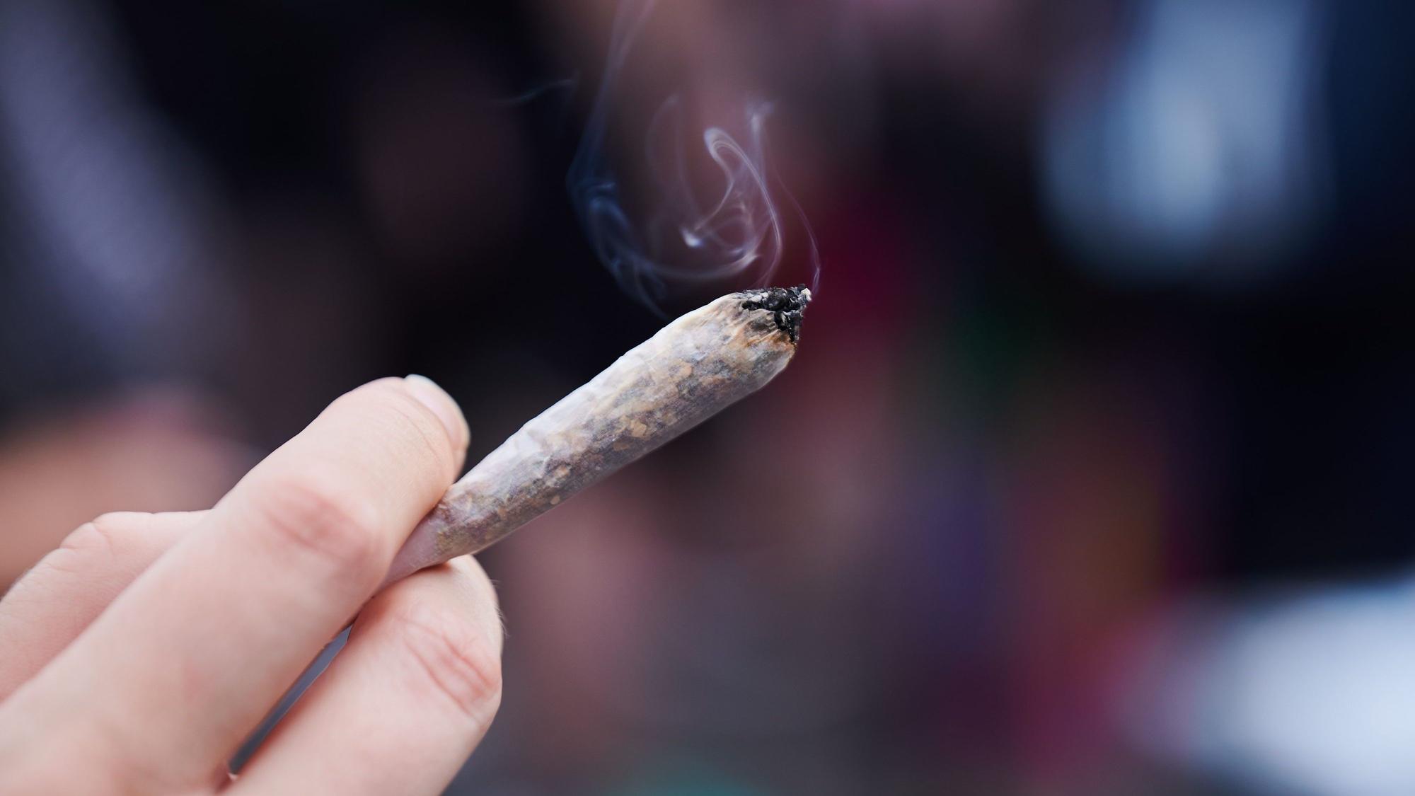 Eine Hand hält einen Joint.