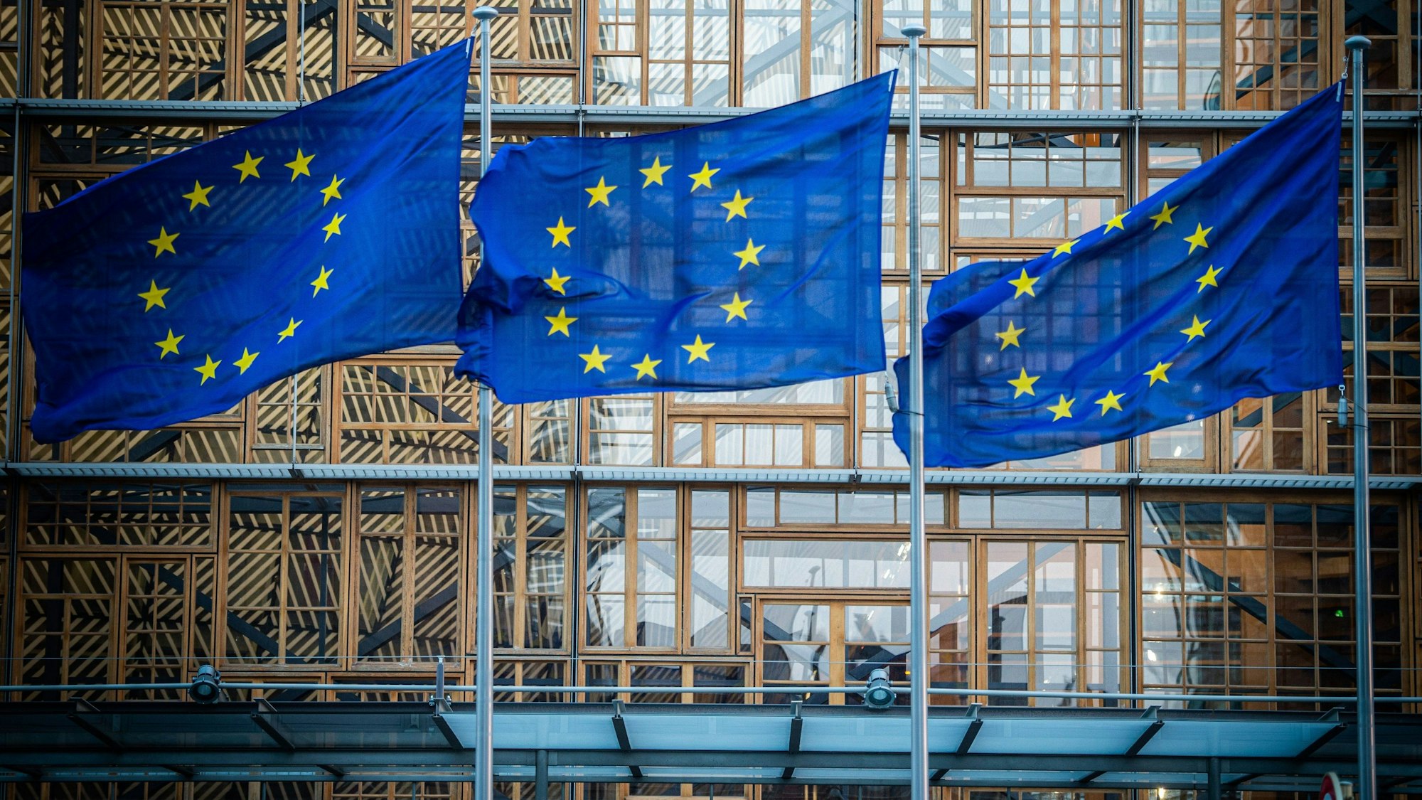 Drei Flaggen der Europäischen Union wehen im Wind vor dem Europa-Gebäude in Brüssel.